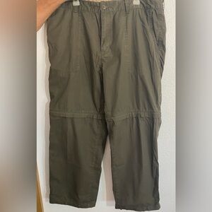 Clearwater Outfitters mens cargo pants with‎ zip off’s legs to shorts. Size 40w